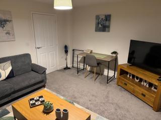 Near Rolls Royce | Big Beds | Wi-Fi | Driveway | 6 - 2