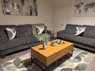 Near Rolls Royce | Big Beds | Wi-Fi | Driveway | 6 - 6
