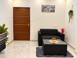 Spacious Studio Apartment Near Medanta Hospital by LuxAura Stays - 1