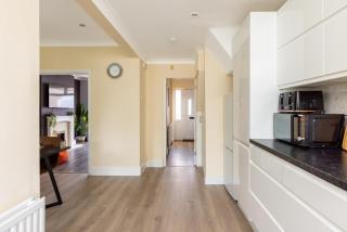 Perfect Booking 3 Bed Bristol Home with Free Parking - 2