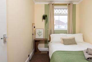 Perfect Booking 3 Bed Bristol Home with Free Parking - 9
