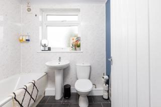 Perfect Booking 3 Bed Bristol Home with Free Parking - 4
