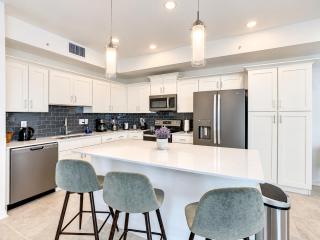 Lovely 2BR Lakeview Condo with 2 clubhouses - 7