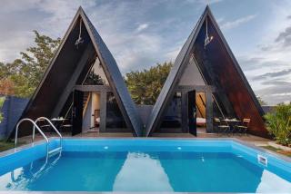 Triangle Hideaway by StayJade Pool Nr Airport - 0