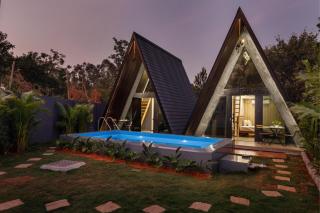 Triangle Hideaway by StayJade Pool Nr Airport - 8