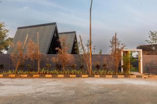 Triangle Hideaway by StayJade Pool Nr Airport - 7