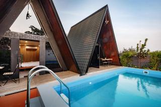 Triangle Hideaway by StayJade Pool Nr Airport - 6