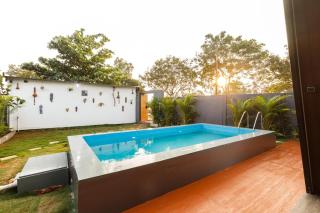 Triangle Hideaway by StayJade Pool Nr Airport - 5