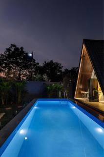 Triangle Hideaway by StayJade Pool Nr Airport - 4