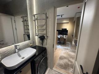 Luxury 2-Bedroom Apartment with Lake & Mountain View - 9
