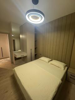 Luxury 2-Bedroom Apartment with Lake & Mountain View - 8