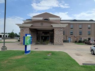 Holiday Inn Express & Suites Cleveland - 9