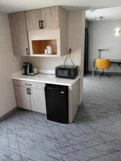 Holiday Inn Express & Suites Cleveland - 2