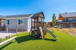 Bear Lake Getaway - Private Hot Tub, Views, Ideal Beach, Ping-Pong - 8