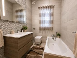 Stylish 2-Bedroom Apartment, Near Valletta - 6