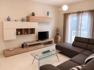 Stylish 2-Bedroom Apartment, Near Valletta - 9