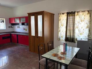 Cozy Court -2BHK-950m from Hosa road metro station - 8