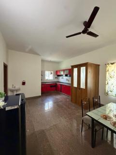 Cozy Court -2BHK-950m from Hosa road metro station - 4