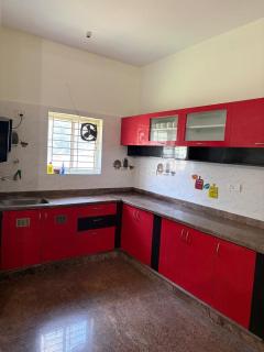 Cozy Court -2BHK-950m from Hosa road metro station - 3