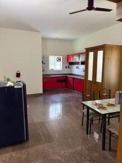 Cozy Court -2BHK-950m from Hosa road metro station - 2