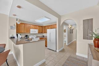 Relaxing lakefront condo near attractions with AC, hot tub, pool & lake view - Orlando - 7
