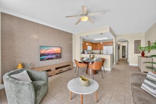 Relaxing lakefront condo near attractions with AC, hot tub, pool & lake view - Orlando - 5