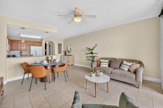 Relaxing lakefront condo near attractions with AC, hot tub, pool & lake view - Orlando - 4