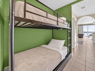 Relaxing lakefront condo near attractions with AC, hot tub, pool & lake view - Orlando - 3
