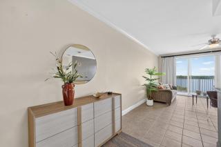 Relaxing lakefront condo near attractions with AC, hot tub, pool & lake view - Orlando - 1