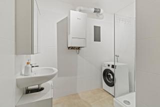 Spacious 3-BR, Near City Center and Metro U4 - 6