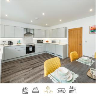 Spacious I Modern I Parking I Wi-Fi I Sleeps 8 - 0