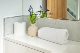 Spacious I Modern I Parking I Wi-Fi I Sleeps 8 - 9