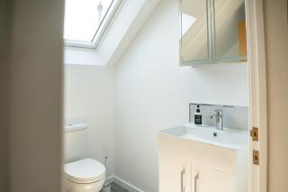 Spacious I Modern I Parking I Wi-Fi I Sleeps 8 - 8