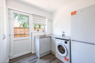 Spacious I Modern I Parking I Wi-Fi I Sleeps 8 - 6