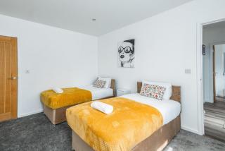 Spacious I Modern I Parking I Wi-Fi I Sleeps 8 - 5