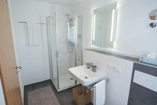 MaMa-Apartments - Haus Martina im Herzen der Rhön - 3 einzelbuchbare moderne Wohnungen für 2-8 Personen, Terrasse, Balkon, Garten, Ski und E-Bike Keller, Lounge, freies Wlan, familienfreundlich - 1