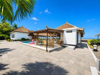 Hidden Gem 2 bedrooms Beachfront Bungalow In Karangasem - 1
