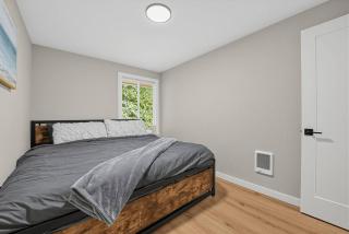 King Bed Stadium District Gem - 4