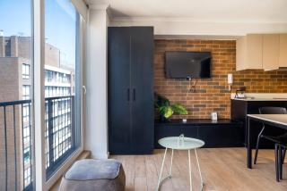 Modern Studio Pool Gym Balcony & City Views - 7