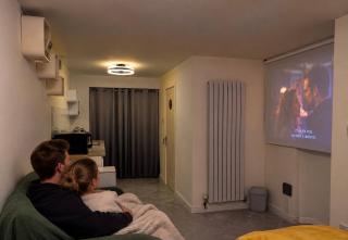 Sheffield Modern Studio with Private Garden & Free EV 7400W Charging - 3