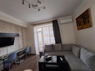Balcony Apt Republic Sq Walk Fast Wi-Fi - 6