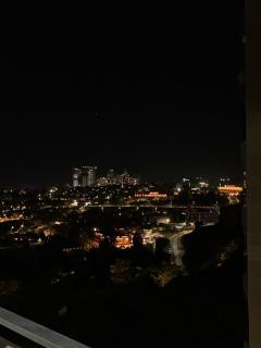 Balcony Apt Republic Sq Walk Fast Wi-Fi - 2