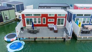 Still Afloat - Floating house on Lake Cumberland - 0