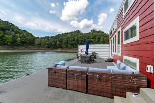 Still Afloat - Floating house on Lake Cumberland - 2