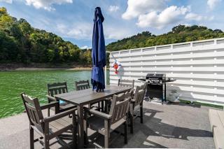 Still Afloat - Floating house on Lake Cumberland - 1