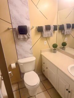 Modern Downtown Loft, Gym, Sauna, WIFI, Walkable - 2