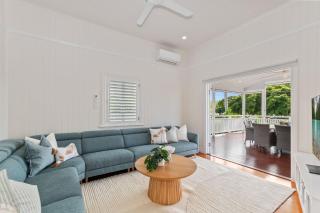 Coastal Corner | Luxury Queenslander on The Strand - 4