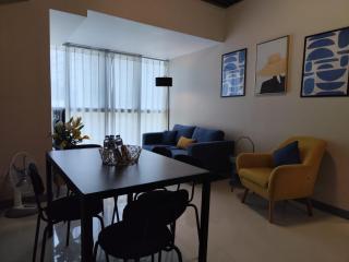Uptown Parksuites Tower 1 - 7