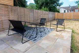 Molineux House - Sleeps 10 - Free Parking - 5