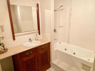 Spectacular Nightlights in this 3Bed 2Bath Apartme - 4